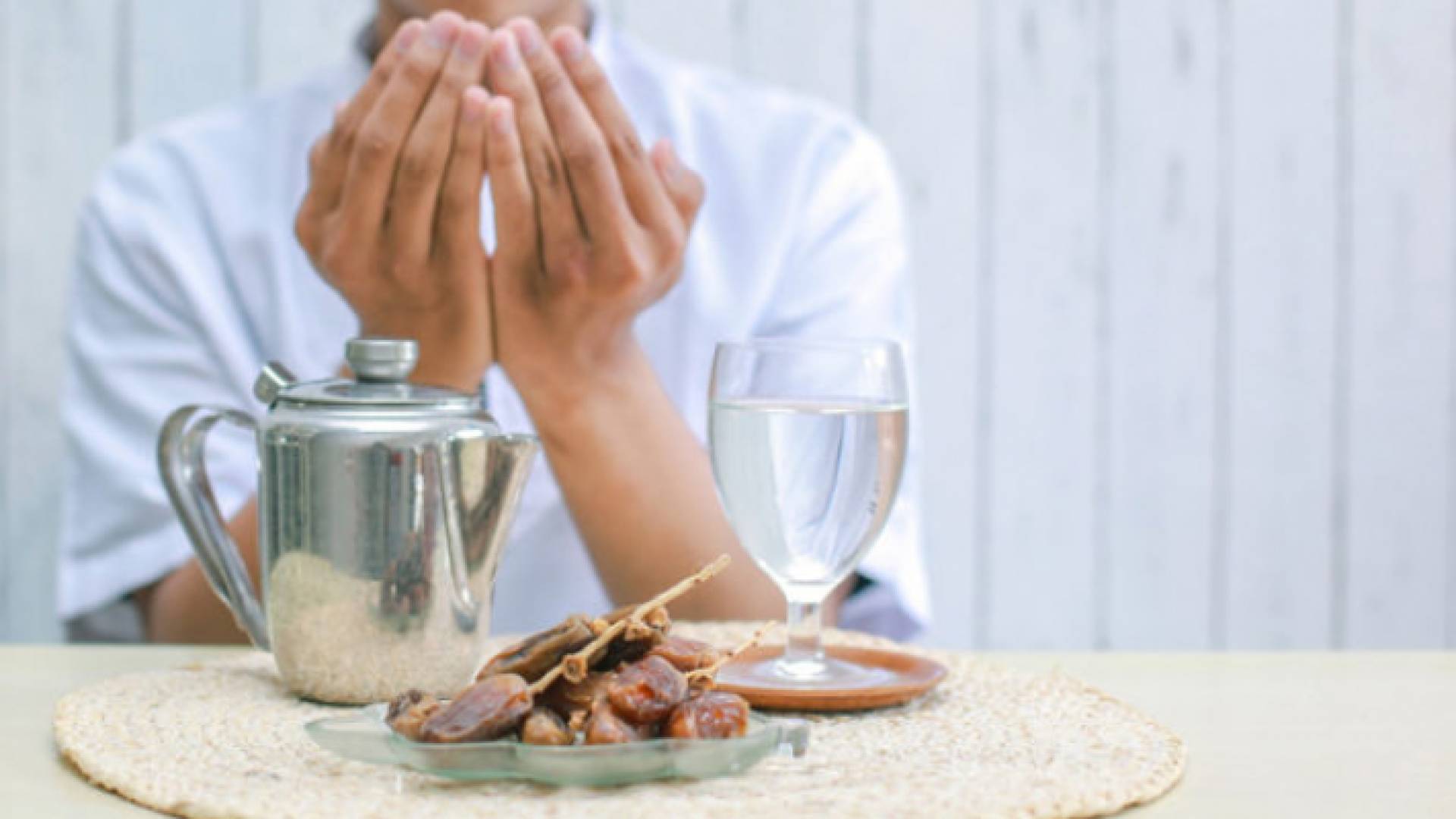 صورة تعبيرية لشخص يهم للإفطار