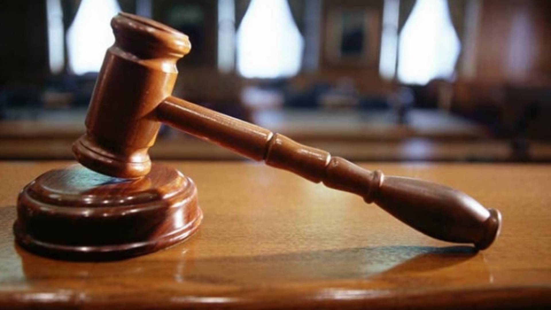 مطرقة قاض وسندان