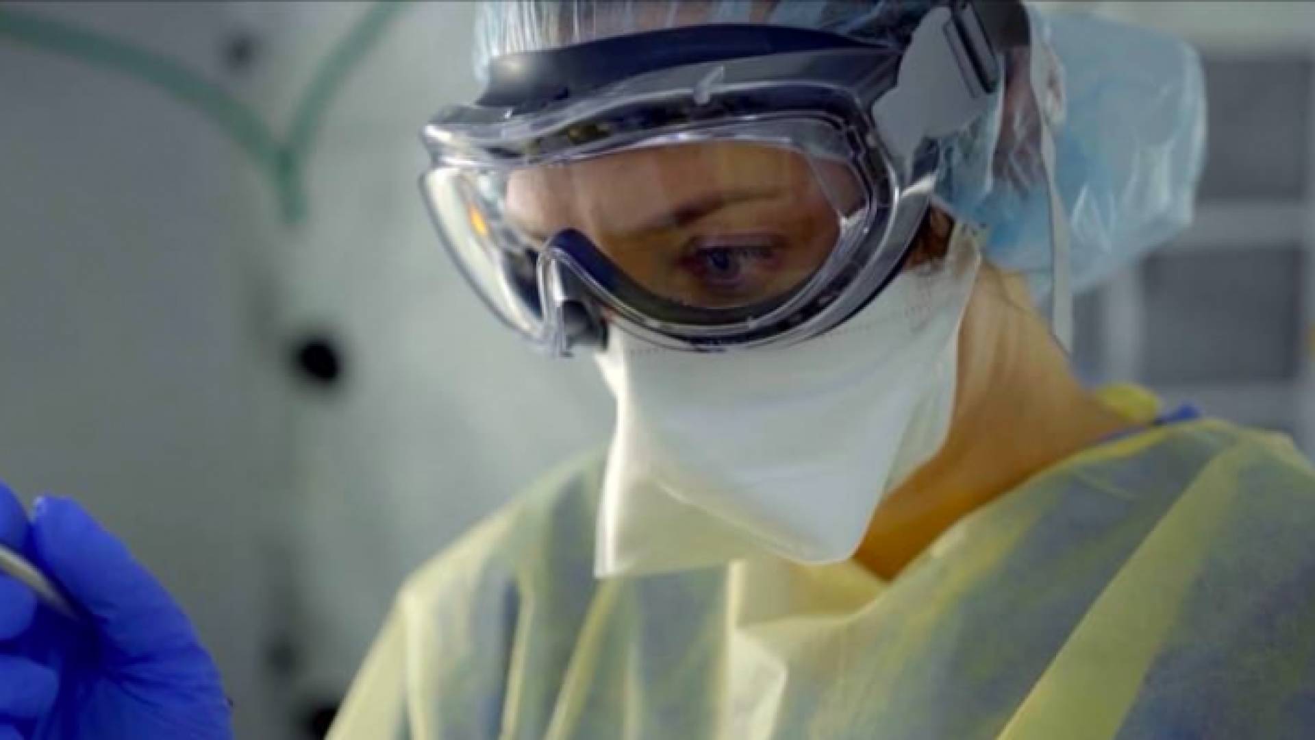 طبيبة ترتدي ملابس وقائية من فيروس كورونا