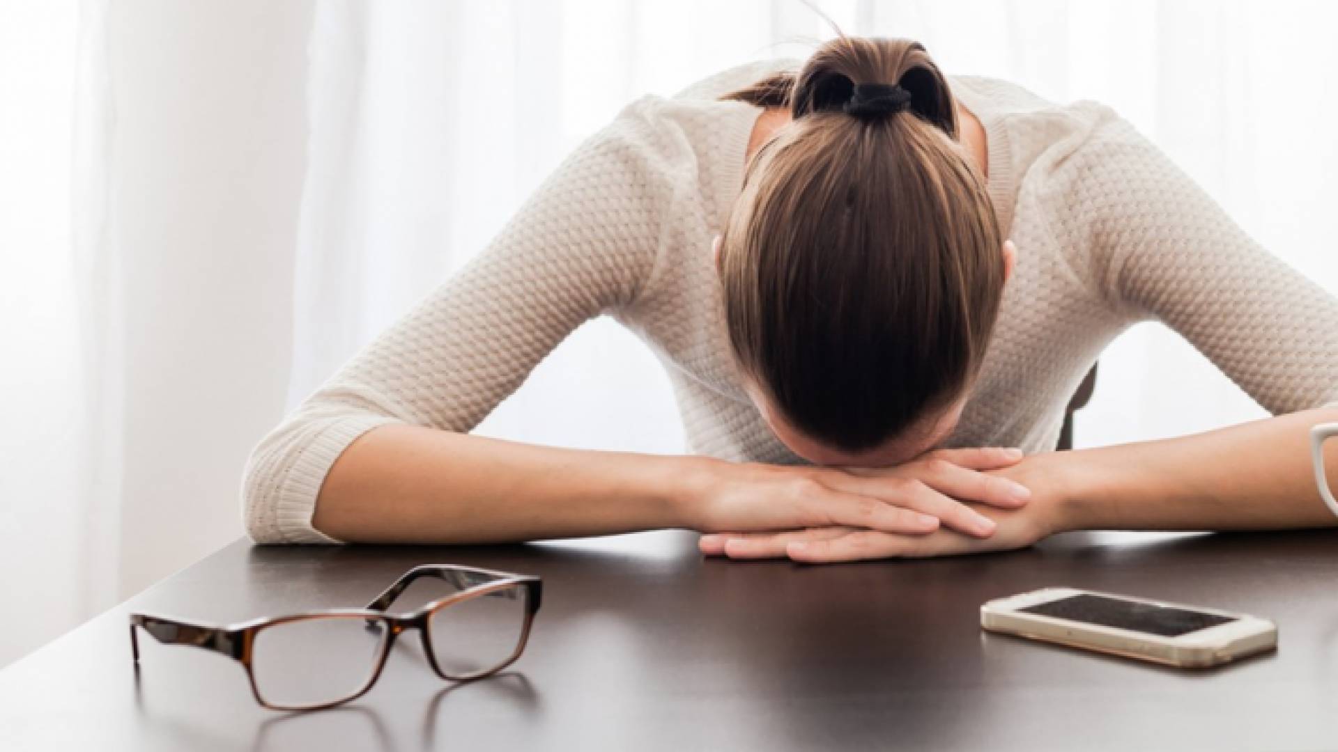 صورة تعبيرية لموظفة مرهقة بسبب العمل