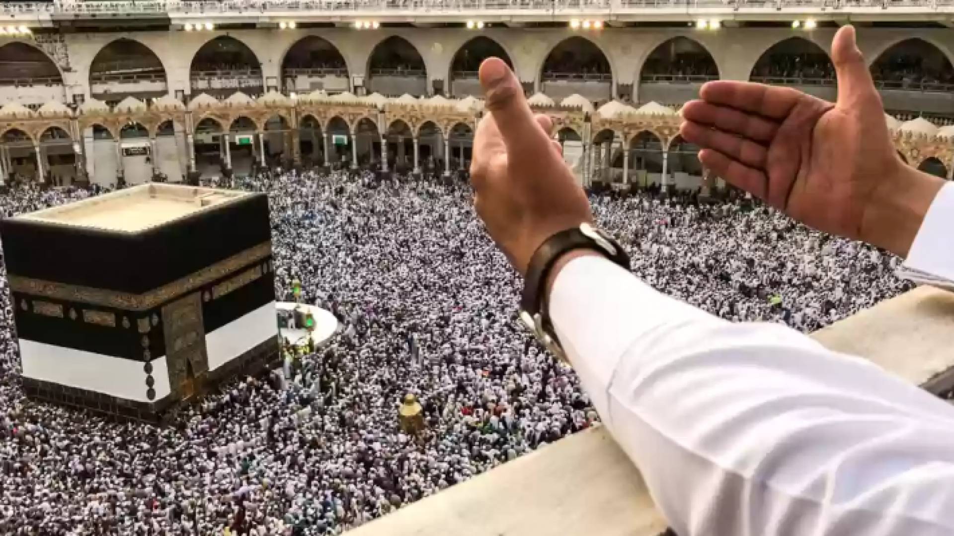 شخص يدعو الله أمام الكعبة المشرفة