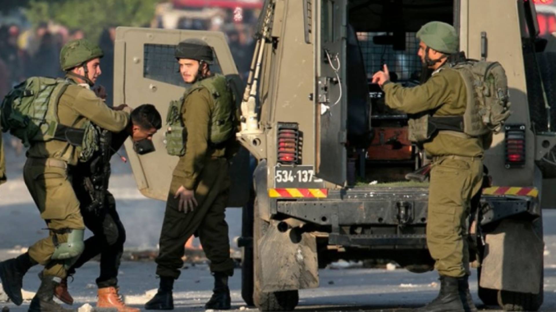 الاحتلال يعتقل فلسطينيا