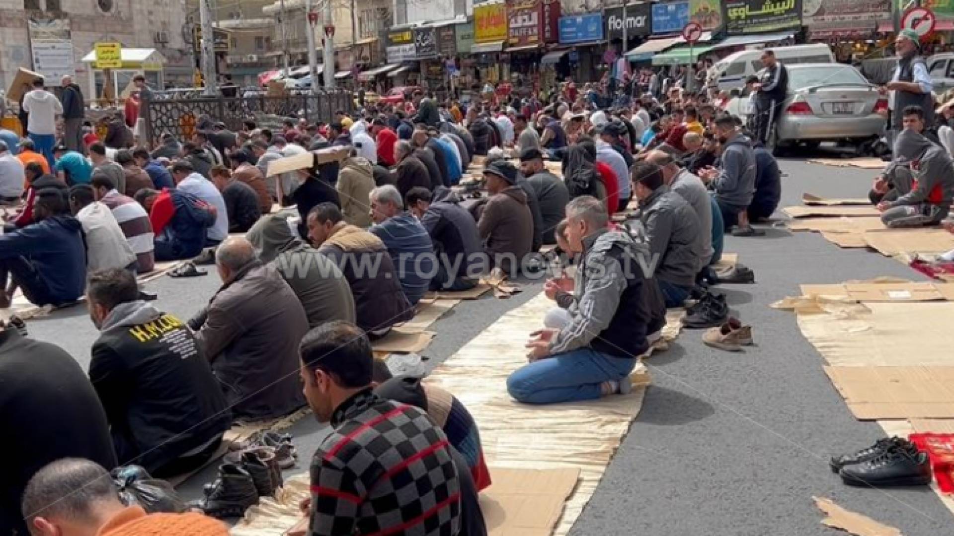 أردنيون يؤدون صلاة الجمعة أمام المسجد الحسيني