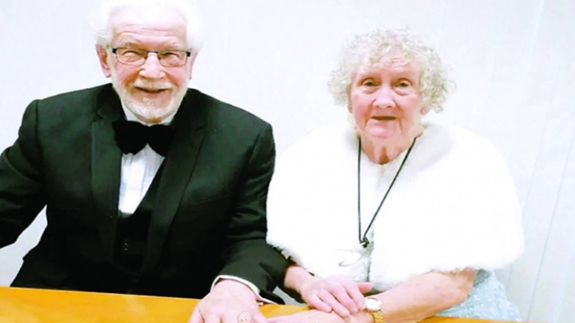 لين أولبرايتون 79 عاما، وجانيت ستير 78 عاما