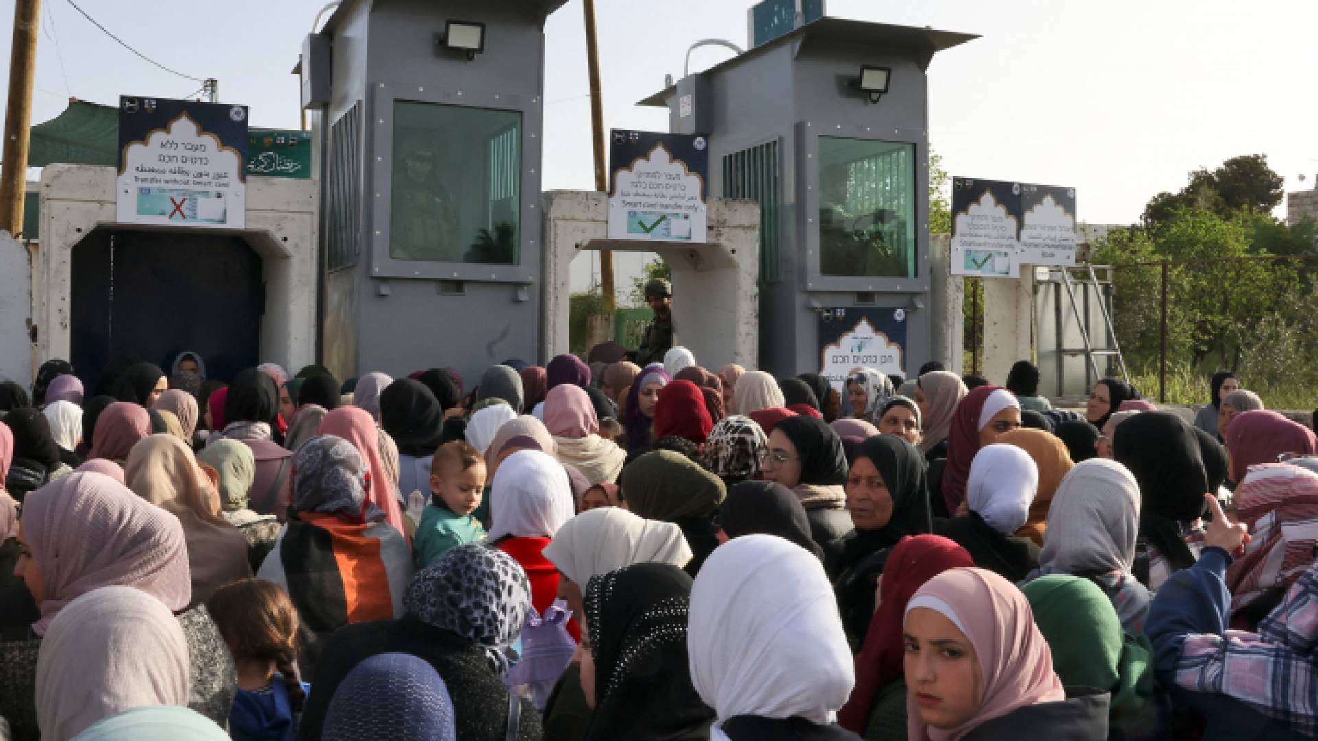 فلسطينيون عند حواجز مؤدية إلى المسجد الأقصى