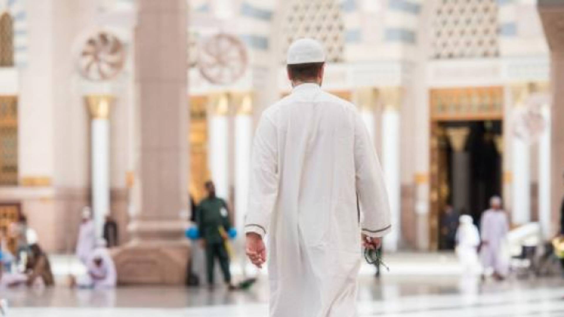 مصل يهم بالدخول إلى المسجد