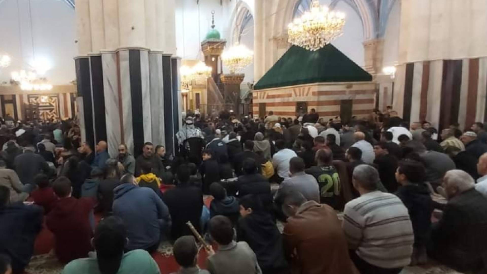 آلاف المصلين في المسجد الإبراهيمي في الخليل