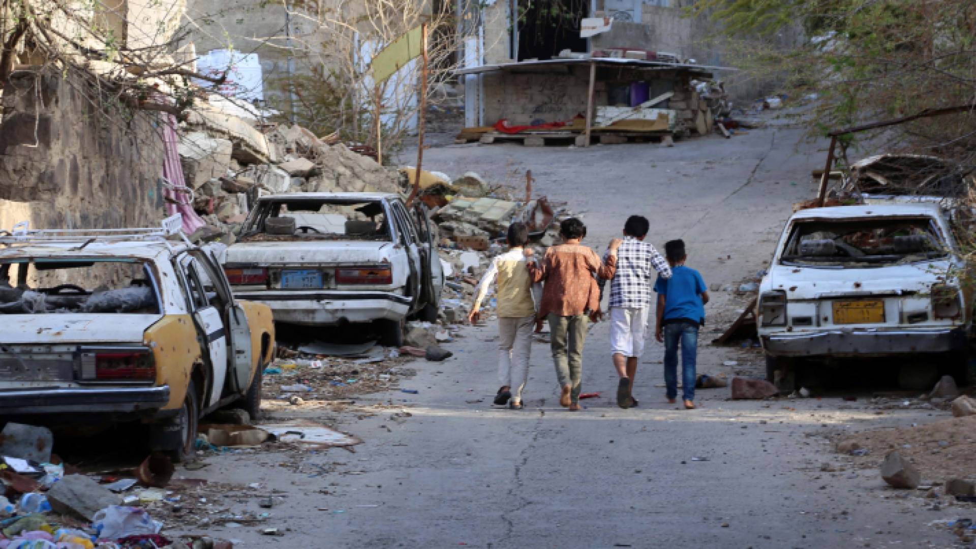 أطفال يمنيون يسيرون في الشارع العام