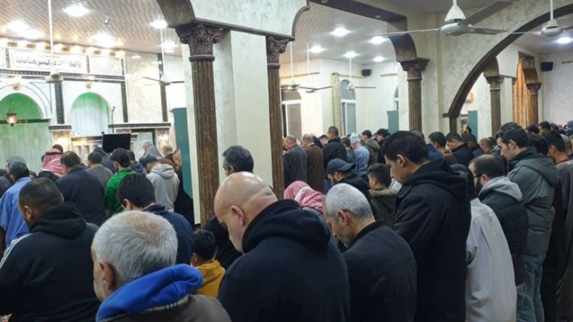 مصلون في مسجد اليرموك بمحافظة إربد