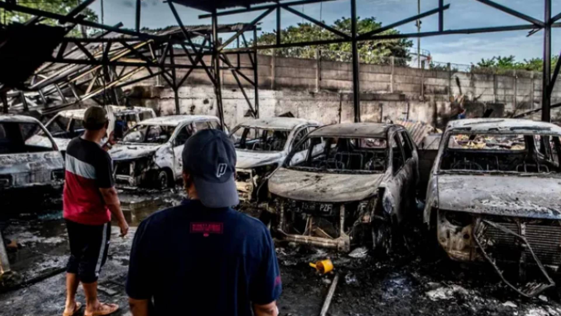 أثار حريق مستودع الوقود في إندونيسيا