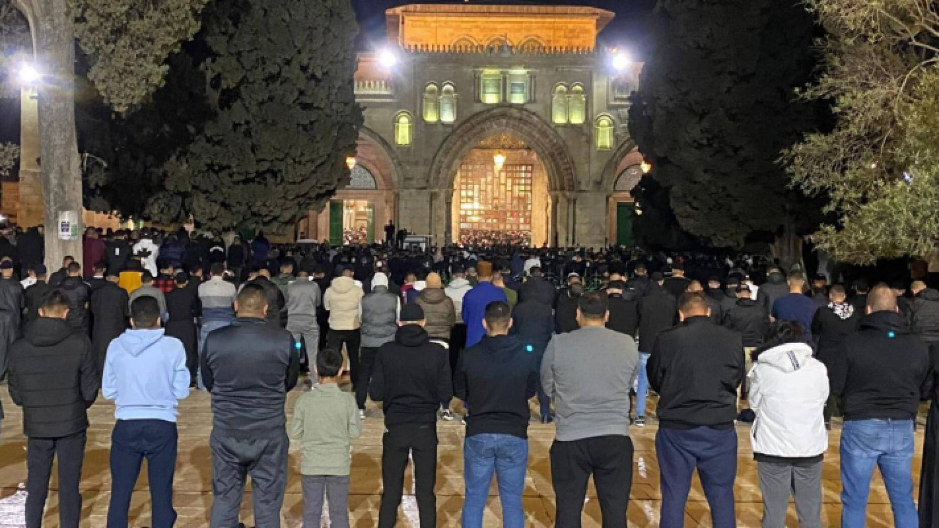 الفلسطينيون يؤدون صلاة فجر الجمعة الأولى