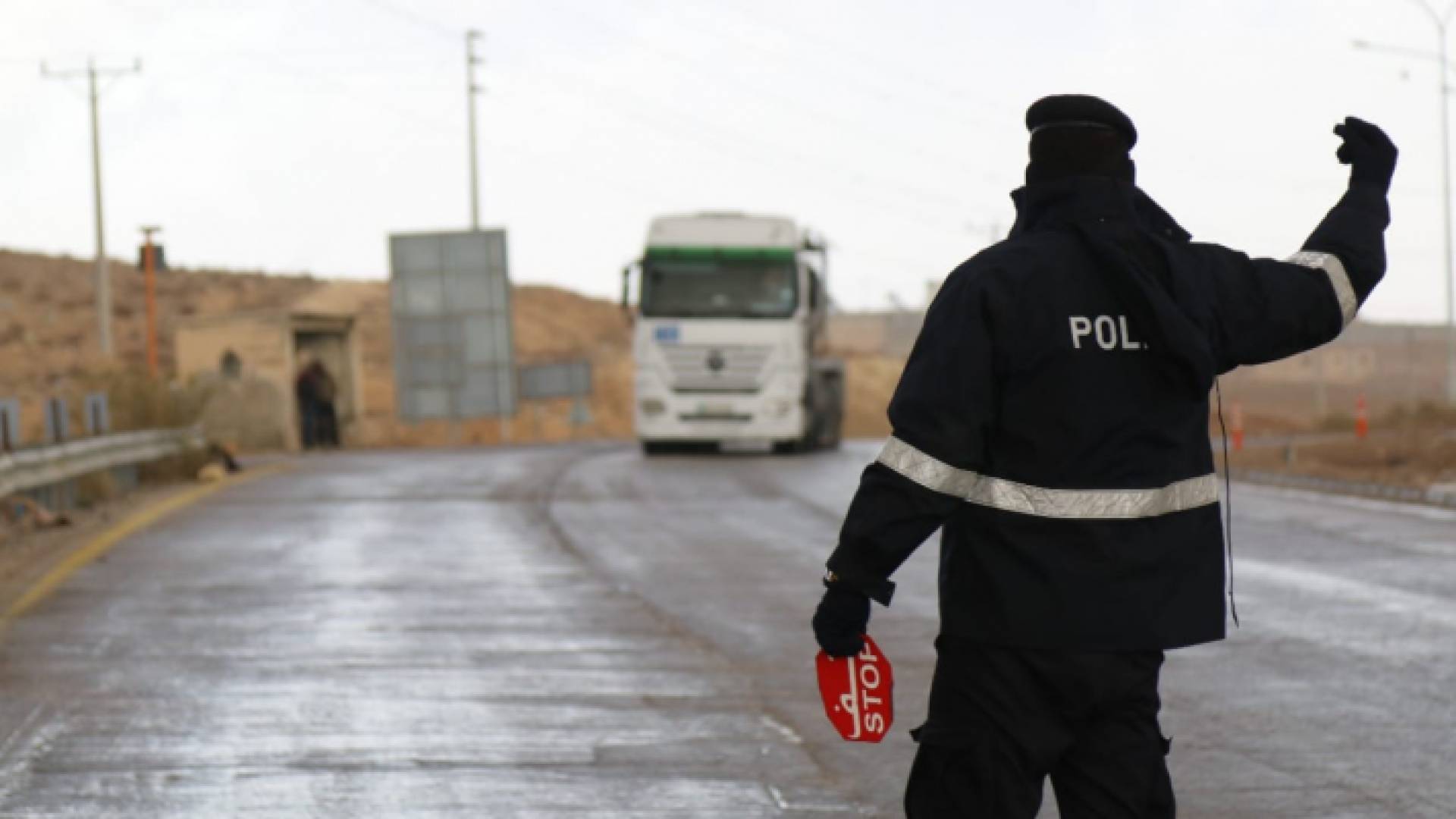 رجل أمن على إحدى الطرق الخارجية