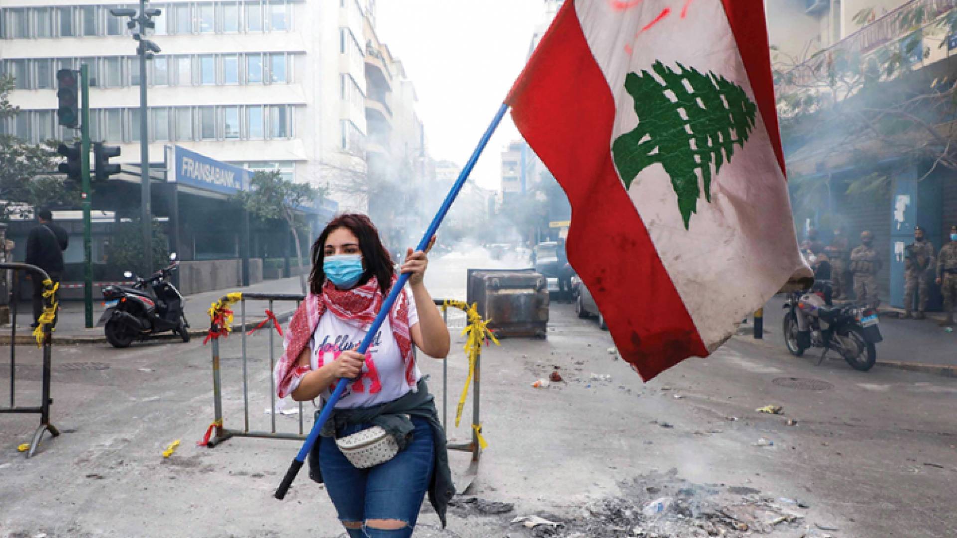 فتاة تحمل علم لبنان