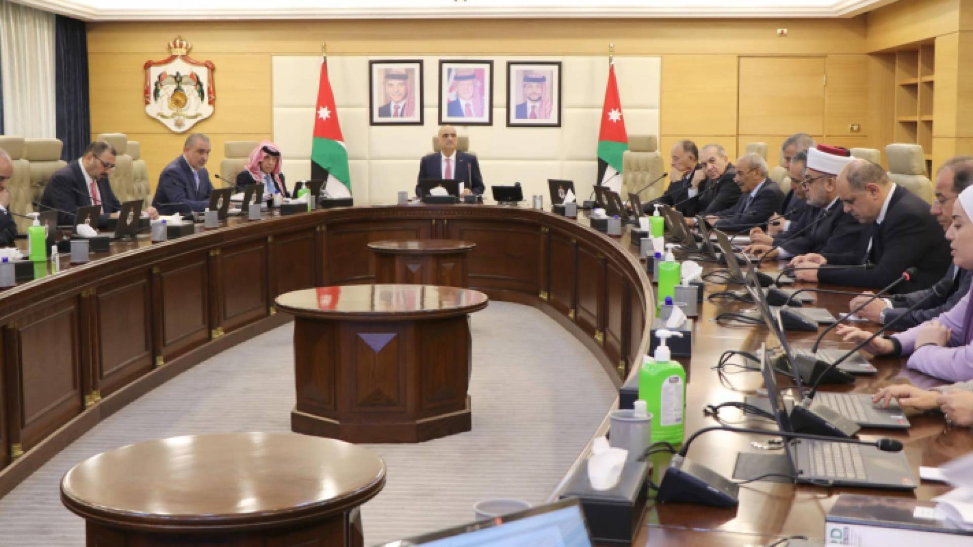 رئيس الوزراء بشر الخصاونة خلال الاجتماع