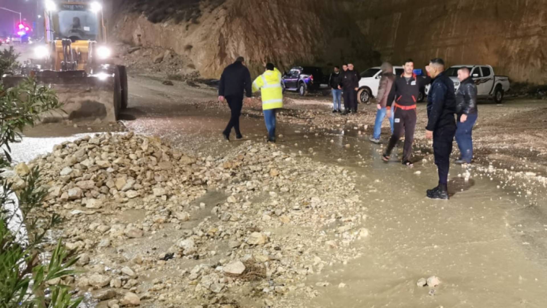 مياه الأمطار تتسبب بانجرافات الأتربة والسيول