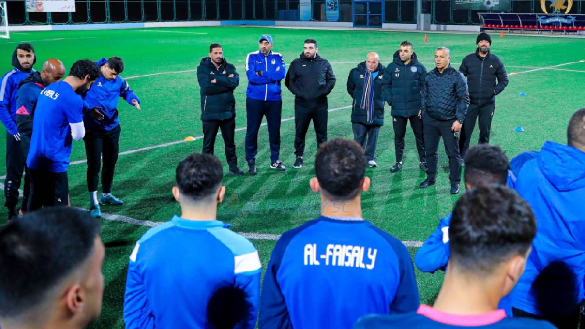 جمال أبو عابد يتوسط لاعبي فريق الفيصلي