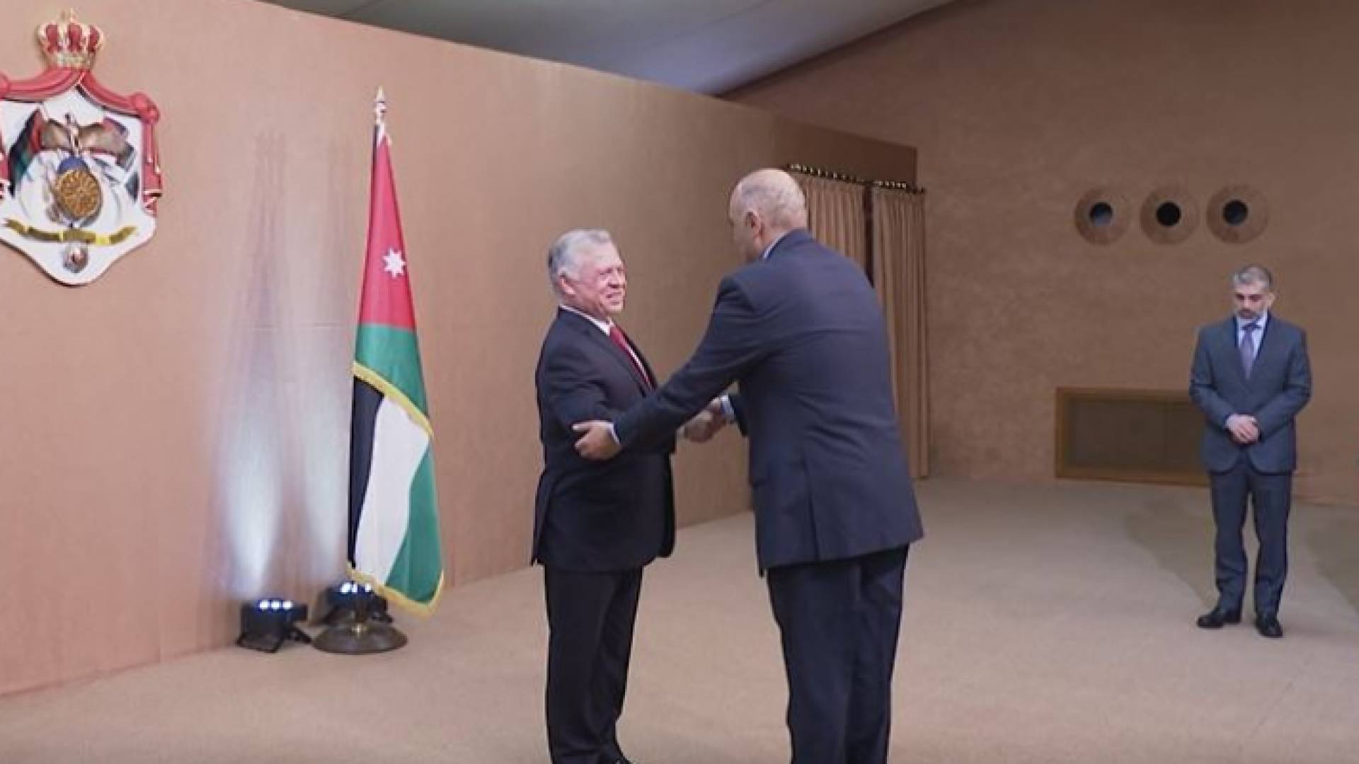 جلالة الملك خلال استقباله كبار المسؤولين