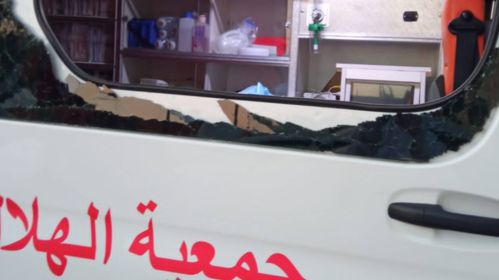 تحطيم زجاج سيارة إسعاف فلسطينية