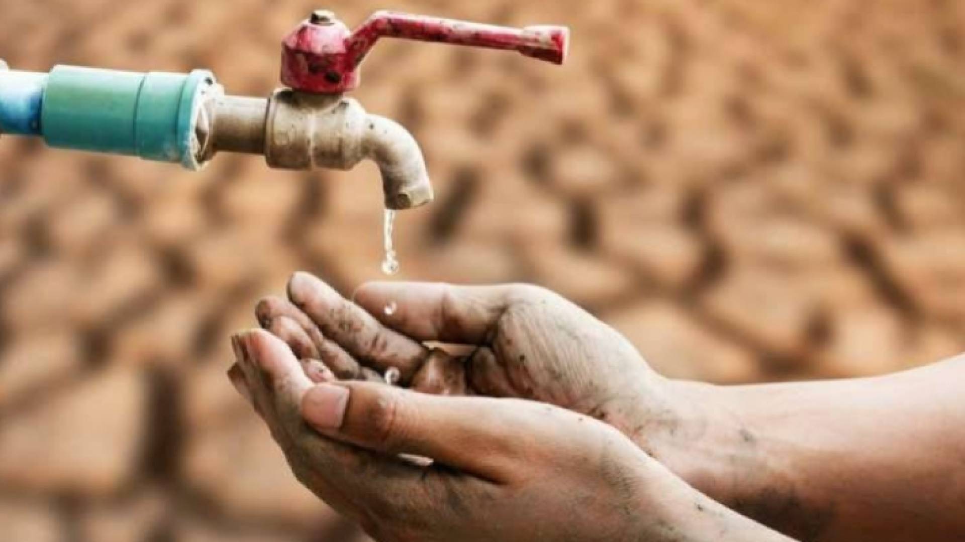 شخص ينتظر وصول المياه "تعبيرية"