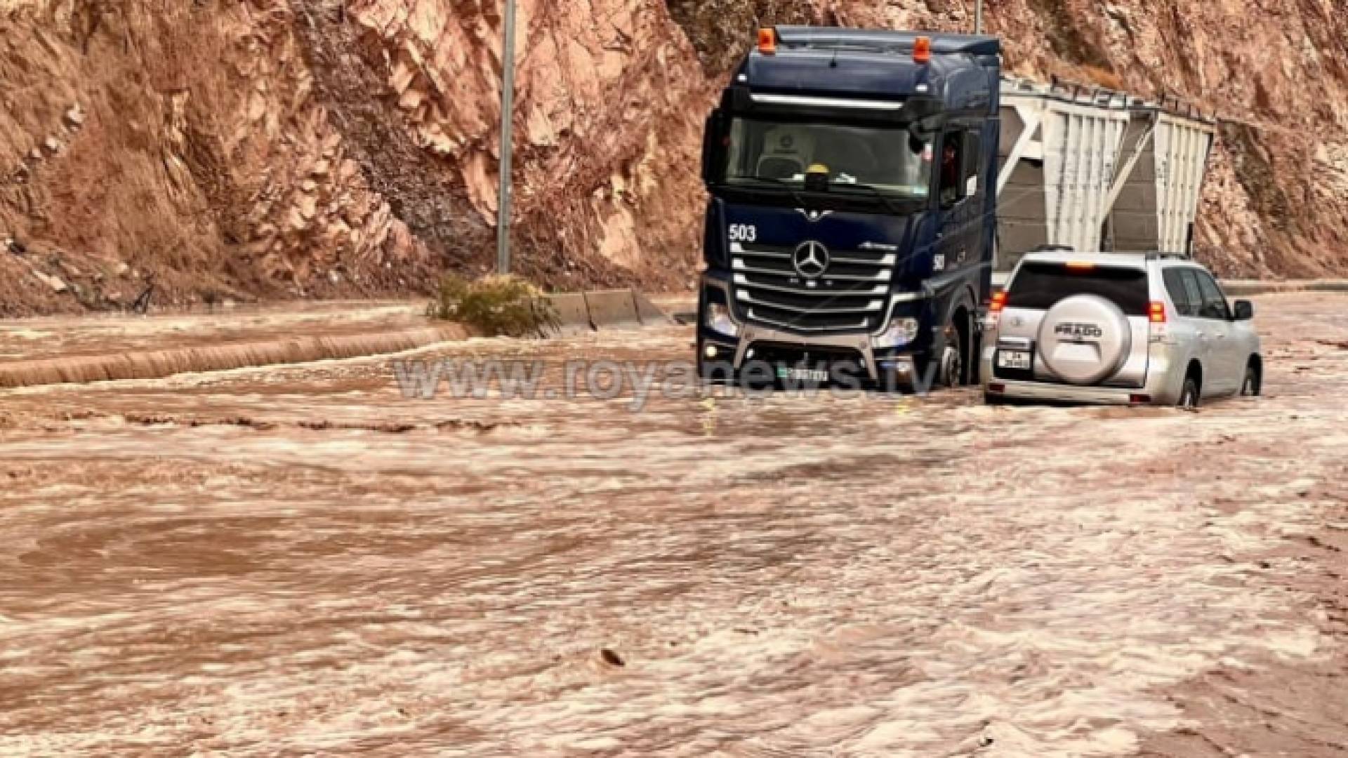 سيول تجرف مركبات على طريق العقبة