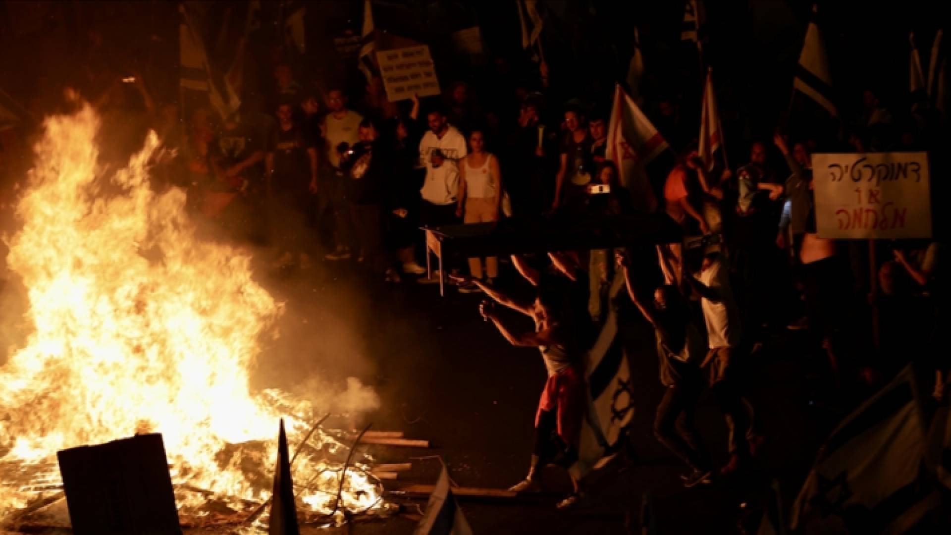 صورة من التظاهرات قرب منزل نتنياهو