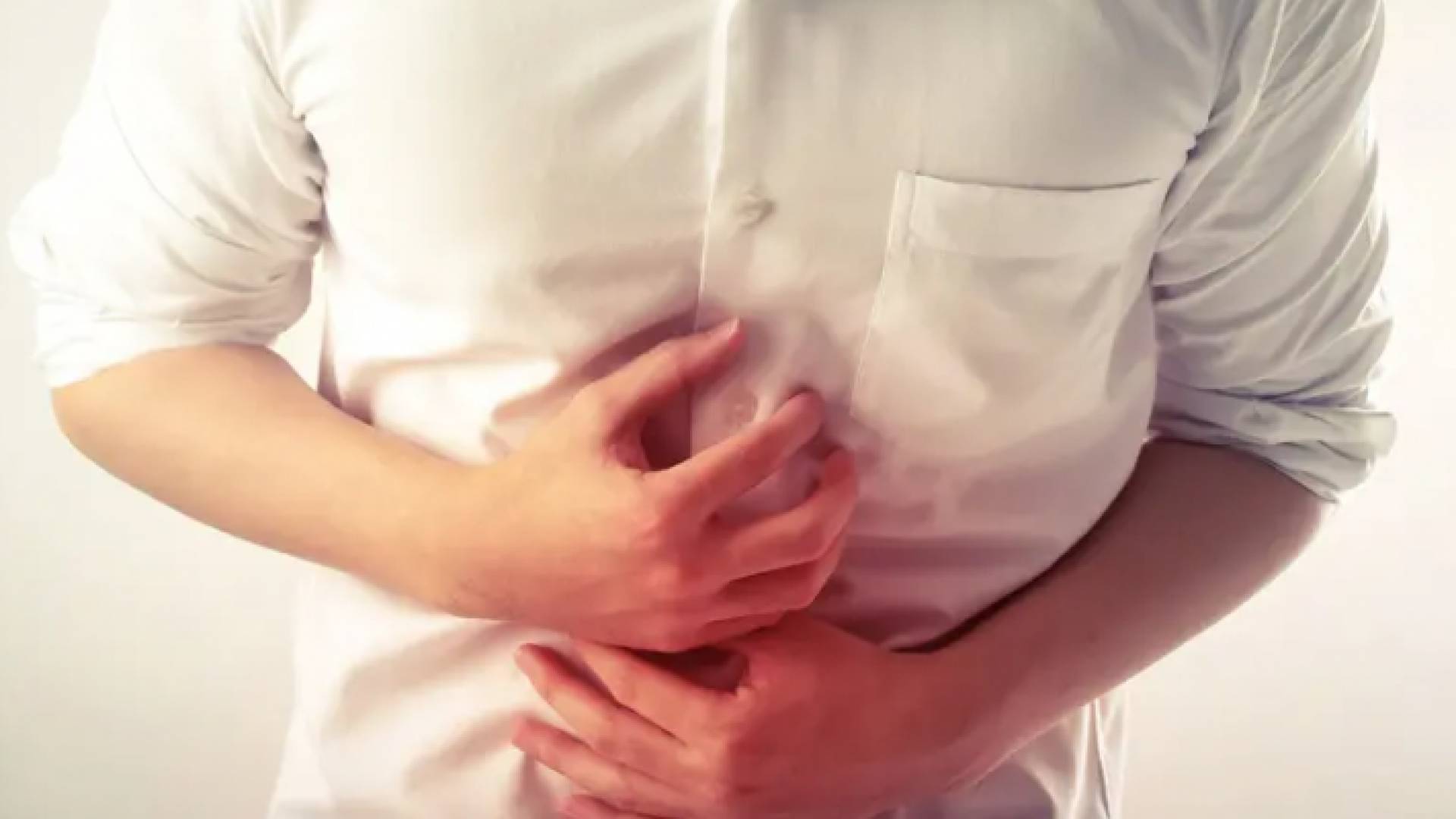 شخص يعاني من ألم المعدة