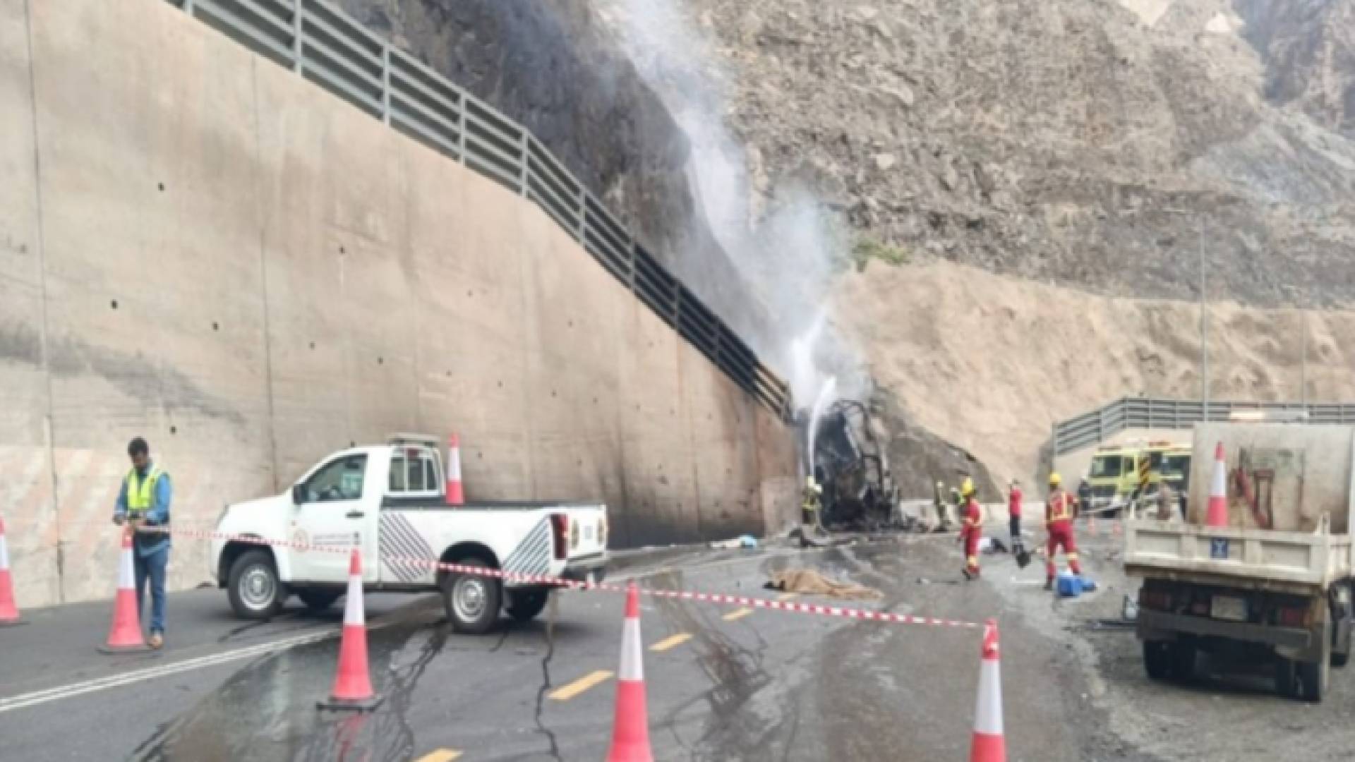 مكان انقلاب الحافلة واحتراقها في منطقة عسير بالمملكة العربية السعودية