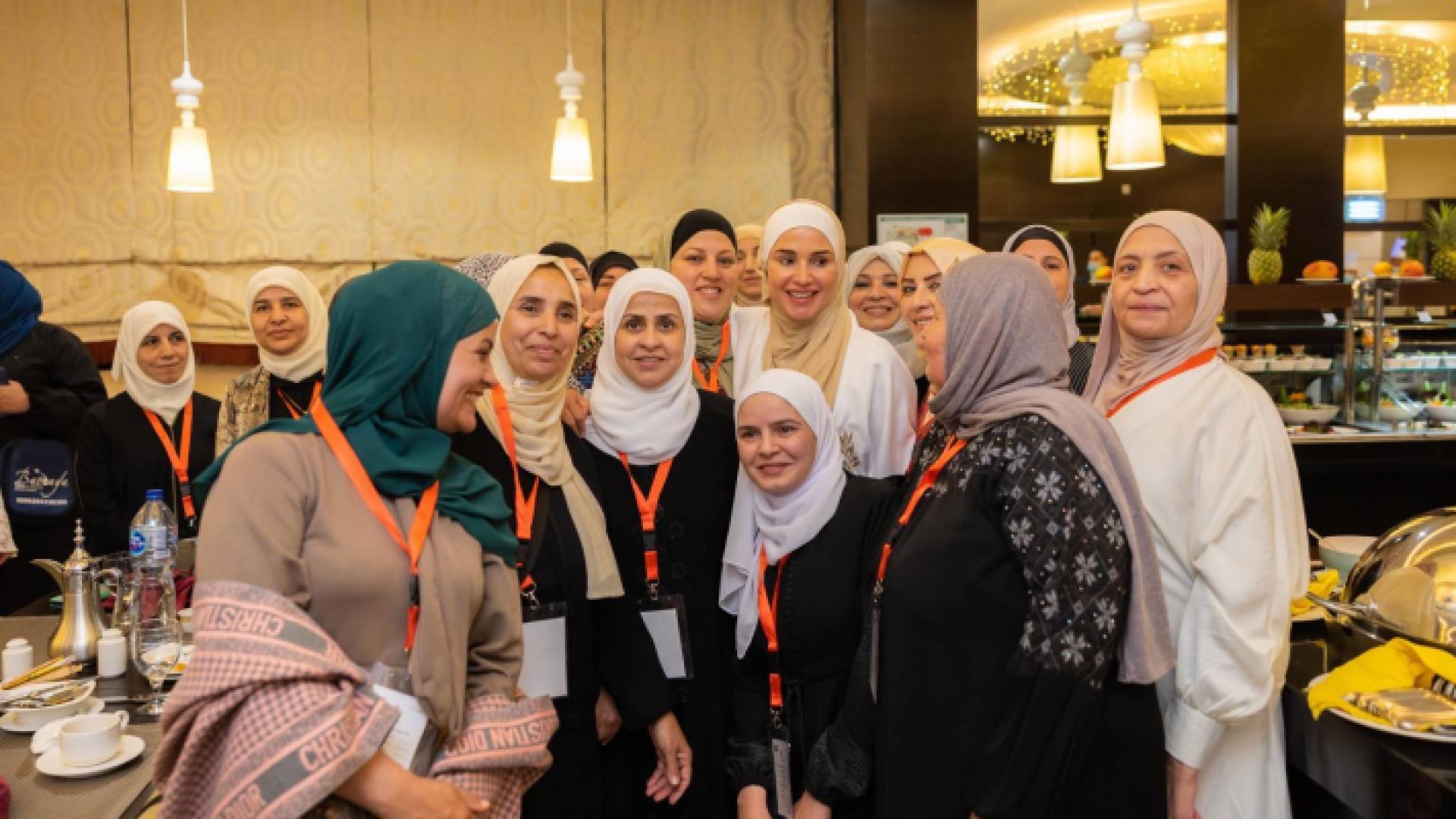 الملكة رانيا رفقة السيدات الأردنيات المعتمرات