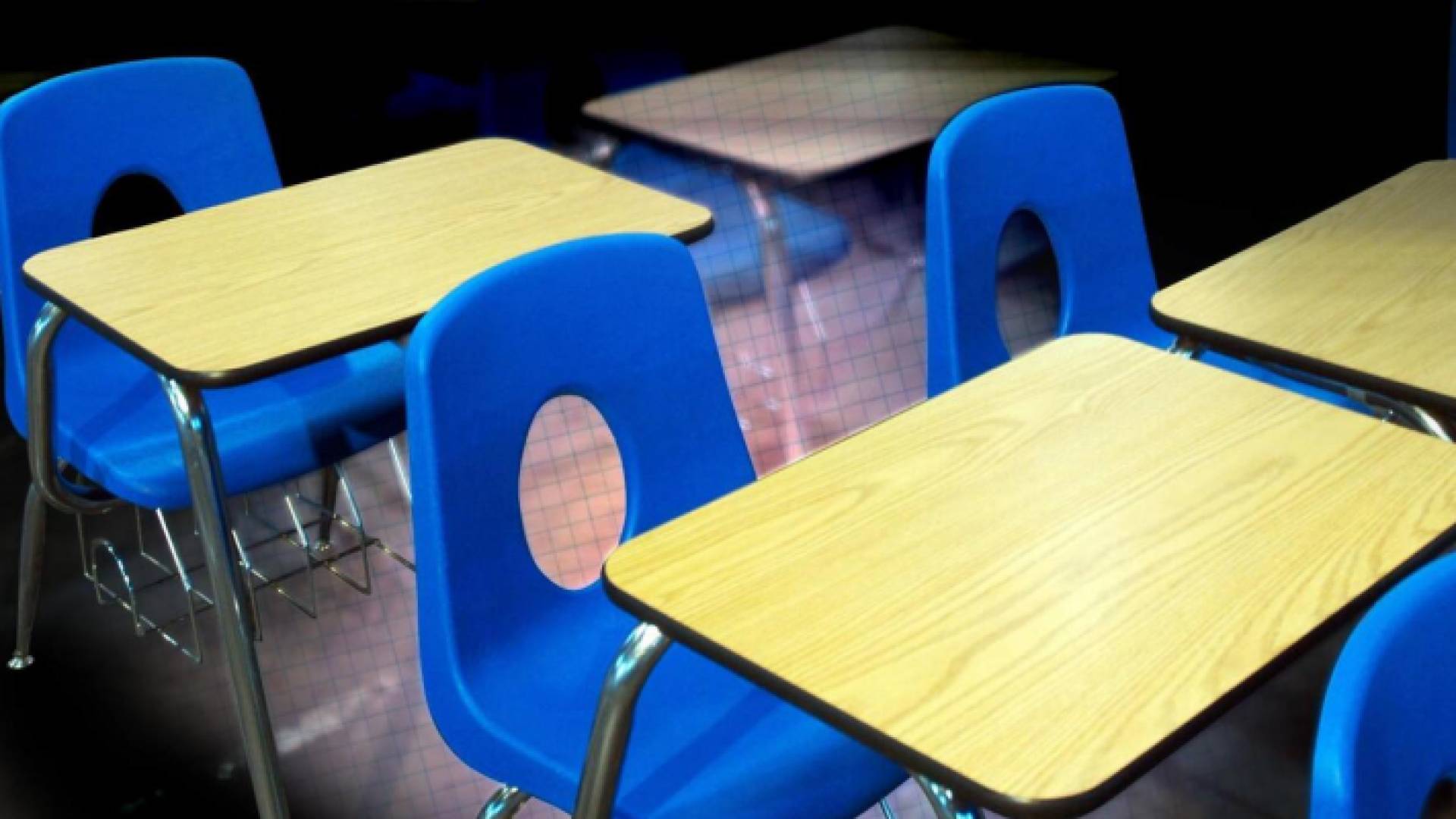 مقاعد خالية من طلابها