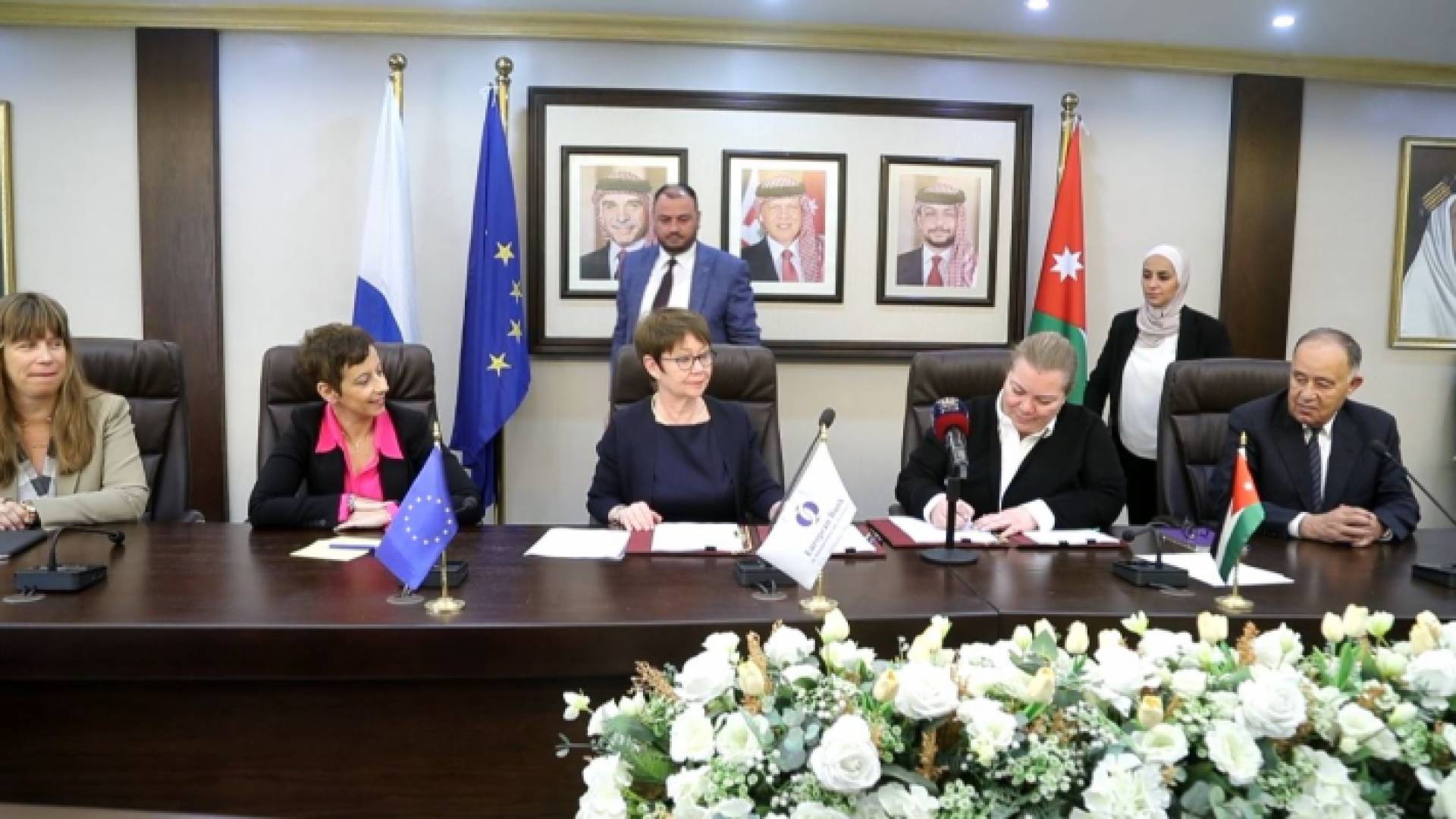 الصورة من توقيع الاتفاقية