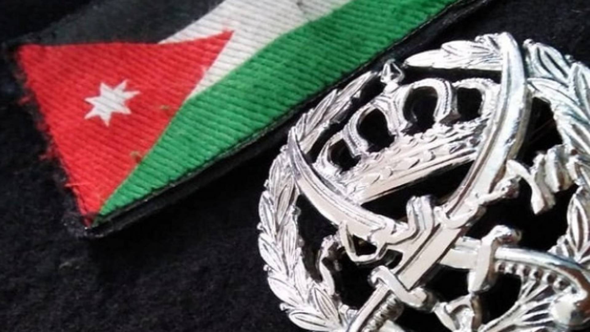 شعار الأمن العام والعلم الأردني