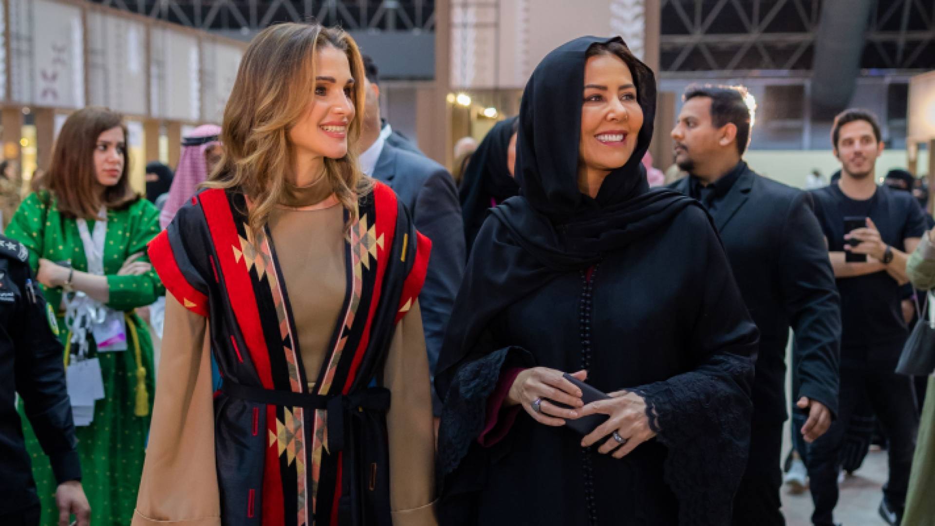 الملكة رانيا إلى إلى جانبها الأميرة عادلة بنت عبدالله بن عبد العزيز آل سعود