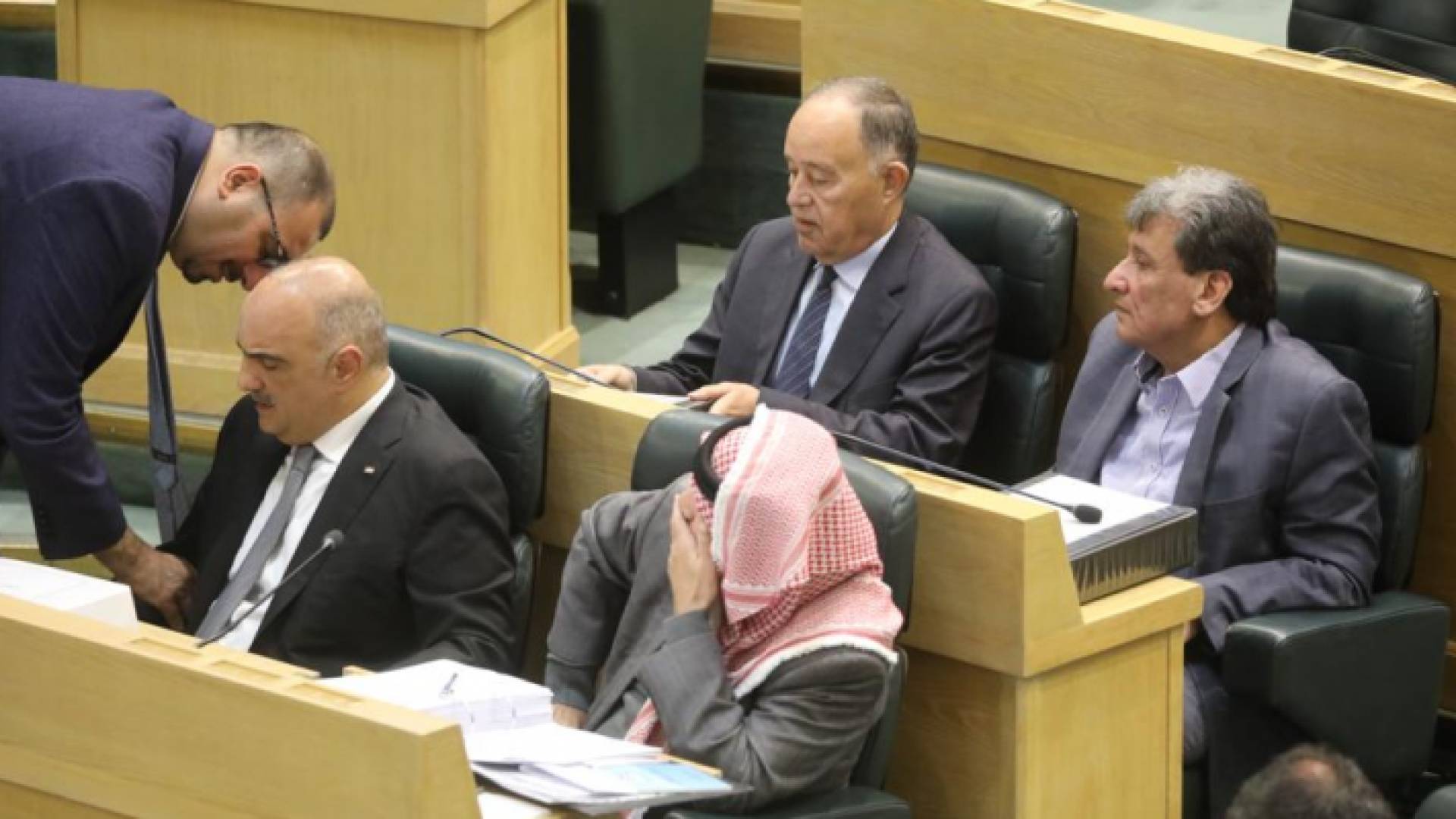 رئيس الوزراء وعدد من الوزراء من بينهم وزير المياه والري