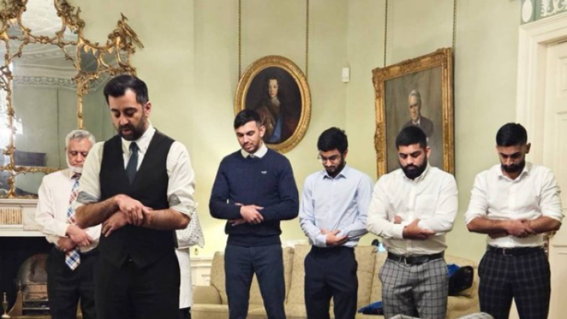 حمزة يوسف أثناء الصلاة مع عائلته