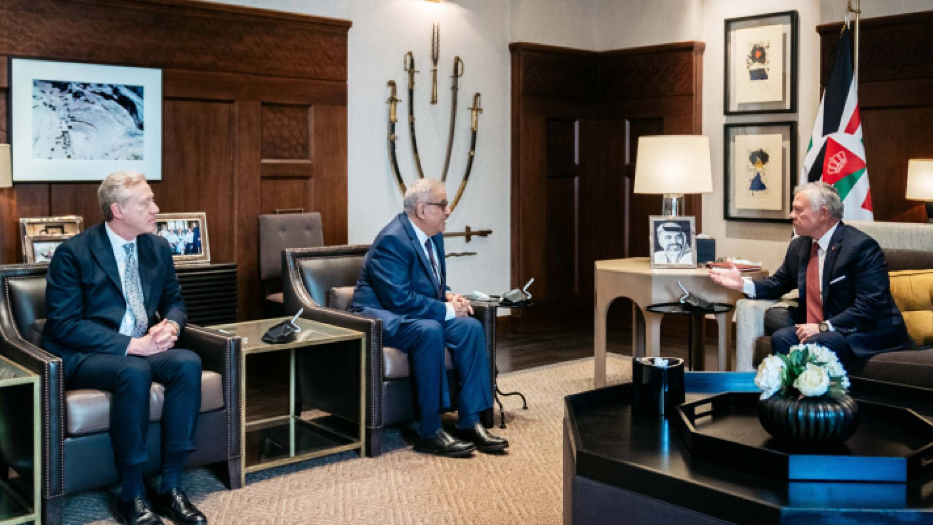 الملك خلال لقائه وزير الخارجية والمغتربين اللبناني الدكتور عبدالله بوحبيب