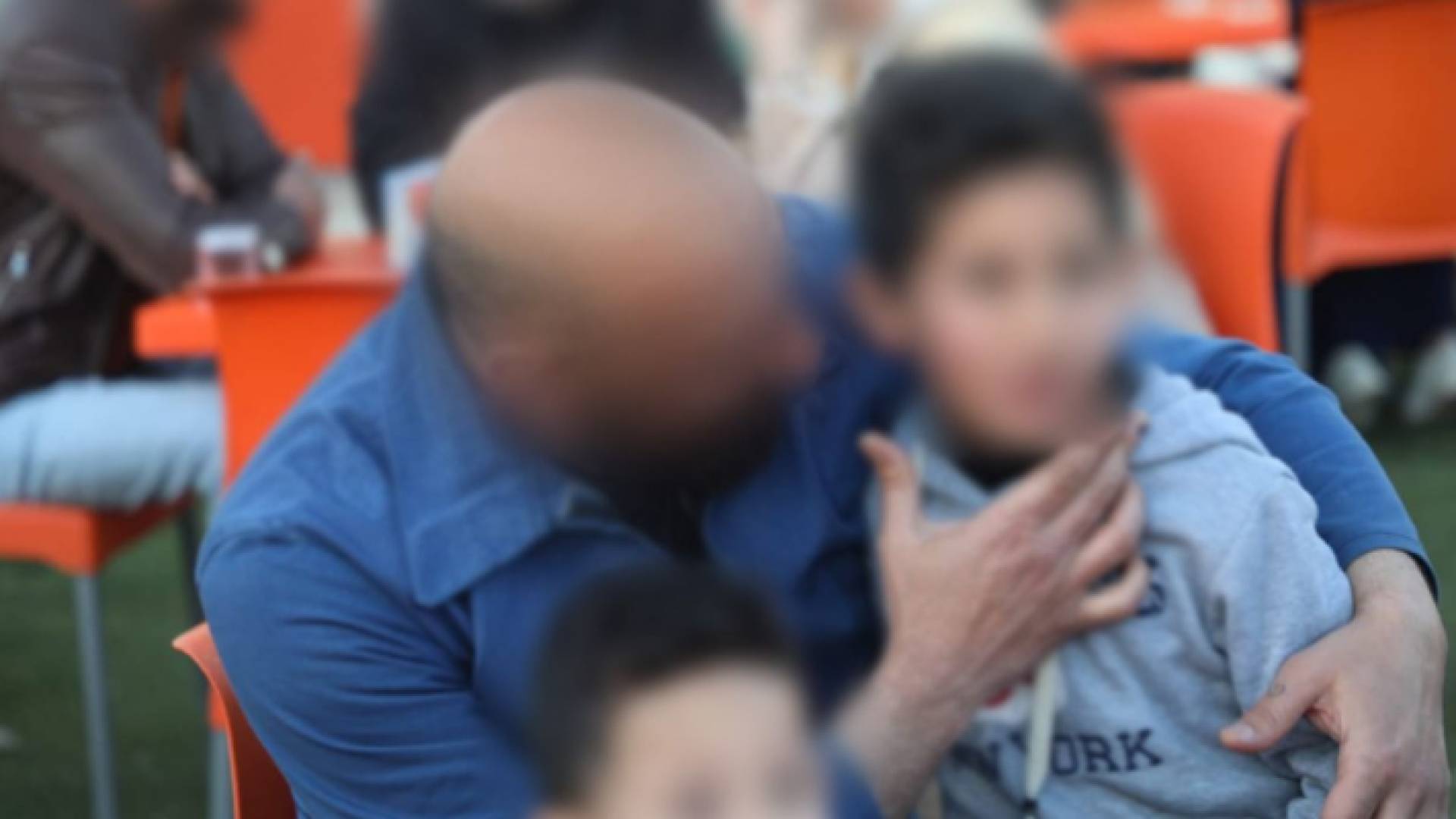 نزيل برفقة طفله في أحد مراكز الإصلاح