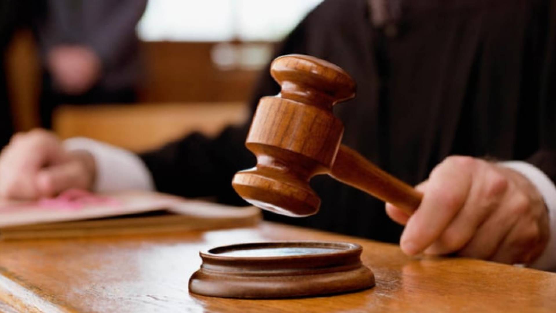 مطرقة قاض وسندان