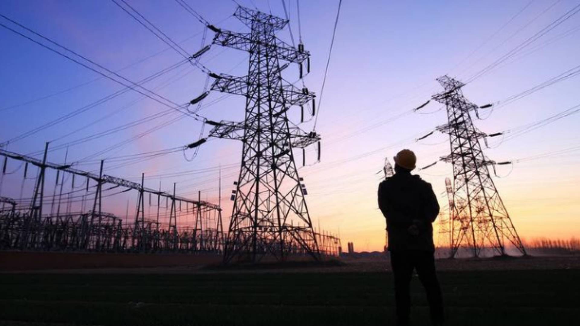 صورة شخص أمام أعمدة كهرباء