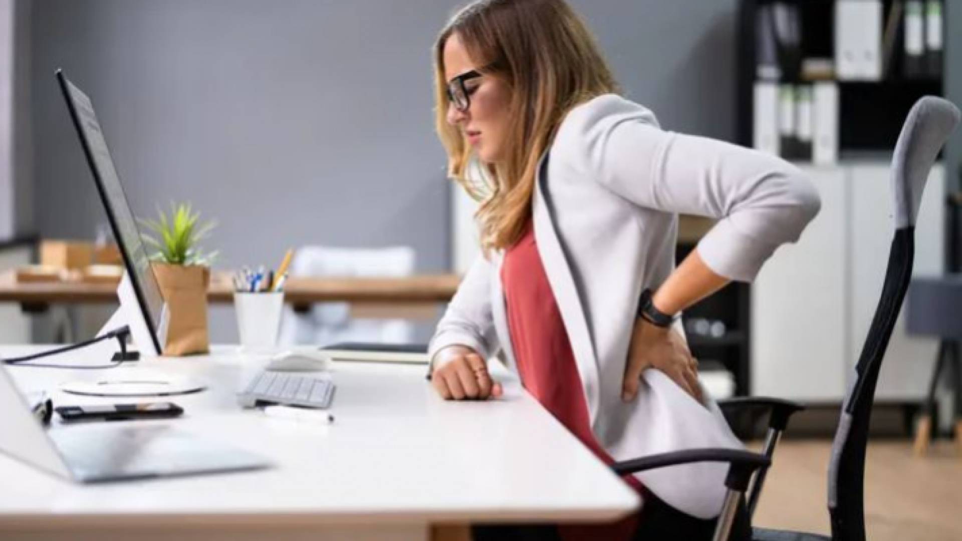 موظفة تعاني من آلام شديدة "تعبيرية"