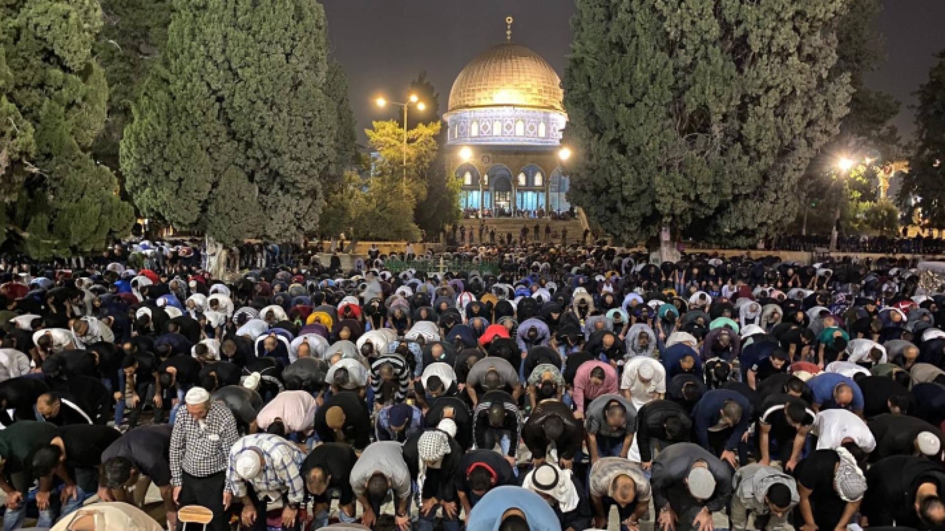 آلاف المصلين في المسجد الأقصى المبارك