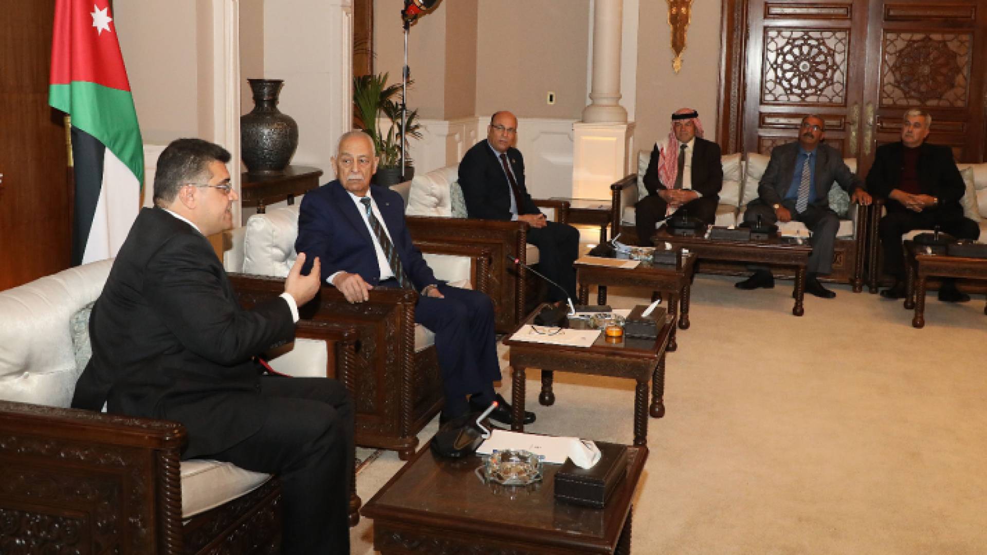 لقاء رئيس الديوان الملكي مع أهالي لواء الوسطية