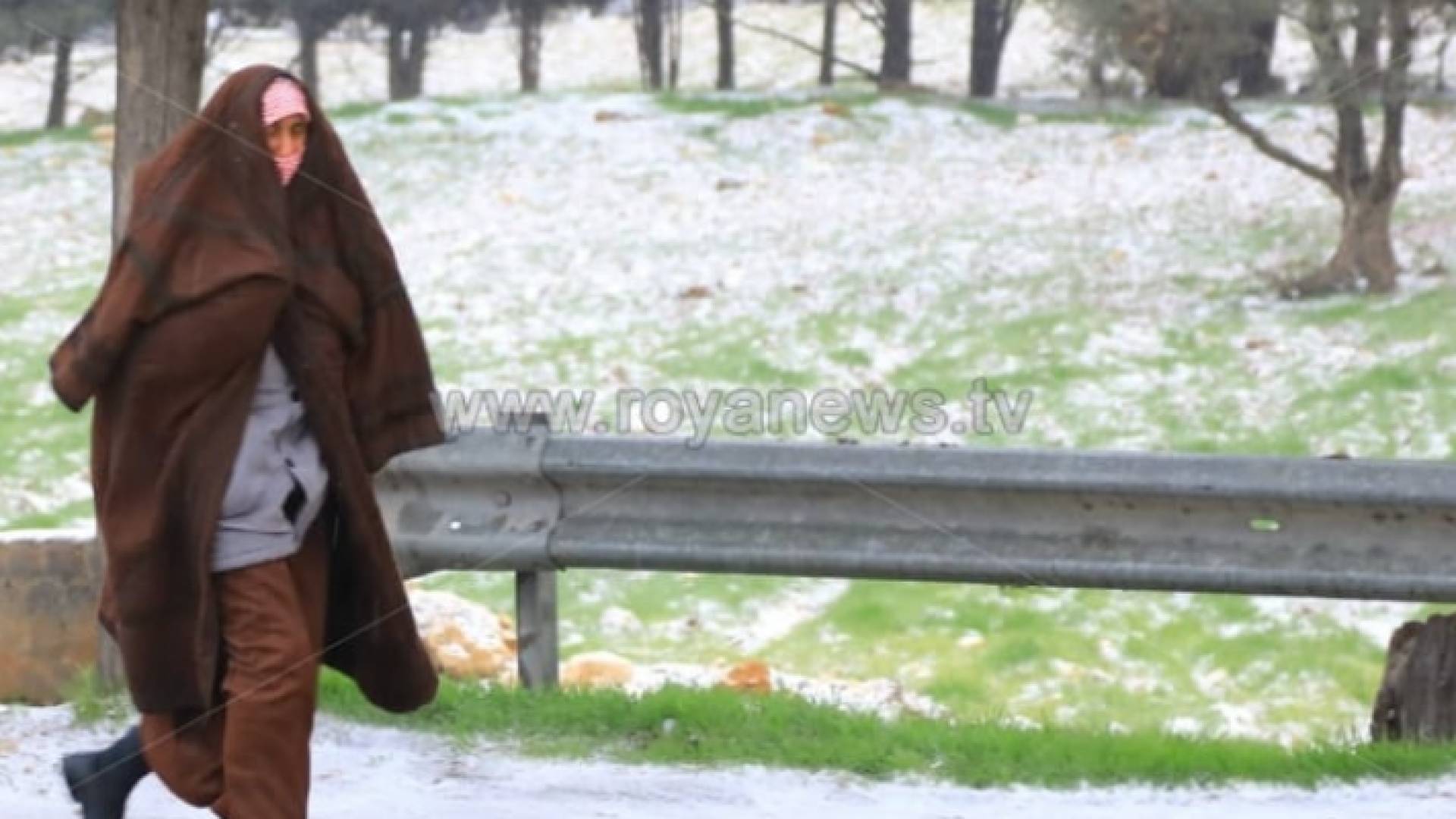 شخص يرتدي ثوب شتوي في البرد القارص