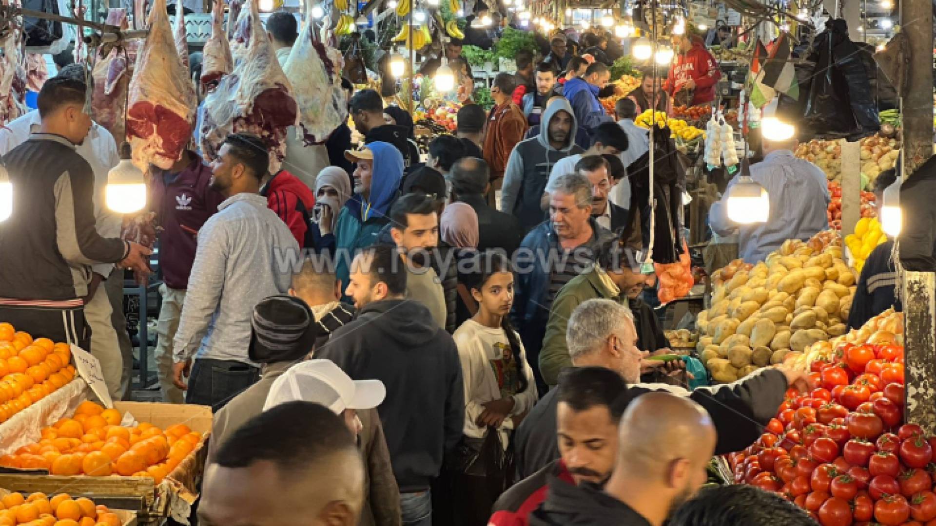 مواطنون يتسوقون في أحد الأسواق