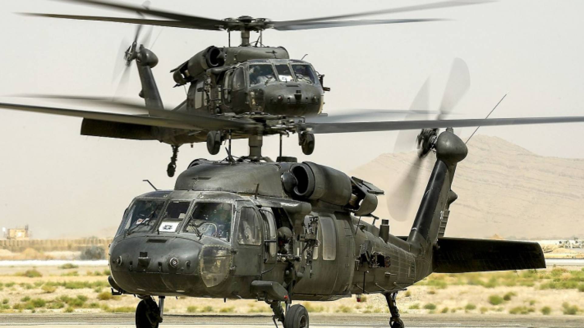 مروحيتين عسكريتين