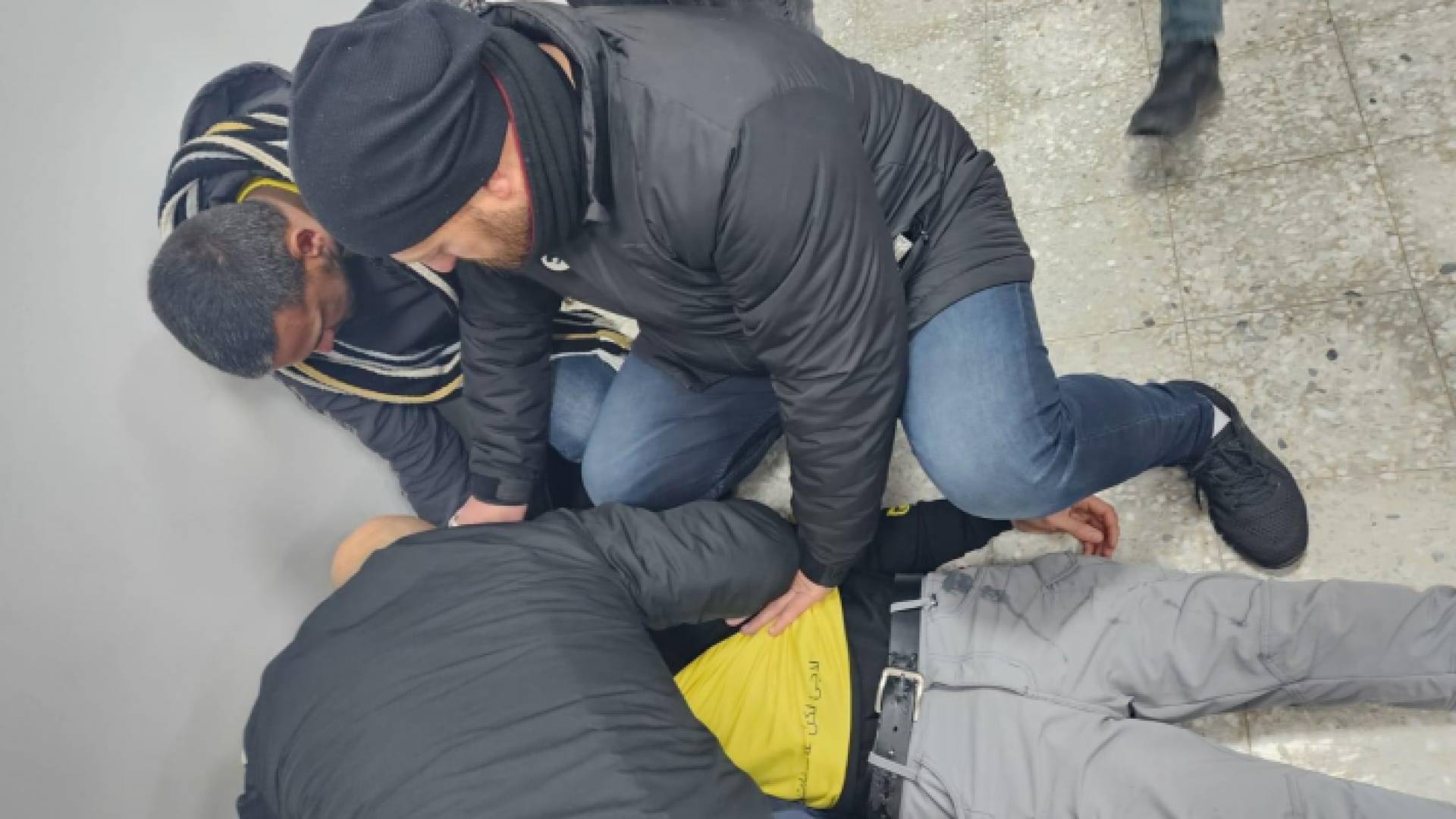 أحد المصابين بالاختناق جراء اقتحام قوات الاحتلال الإسرائيلي لستاد فيصل الحسيني