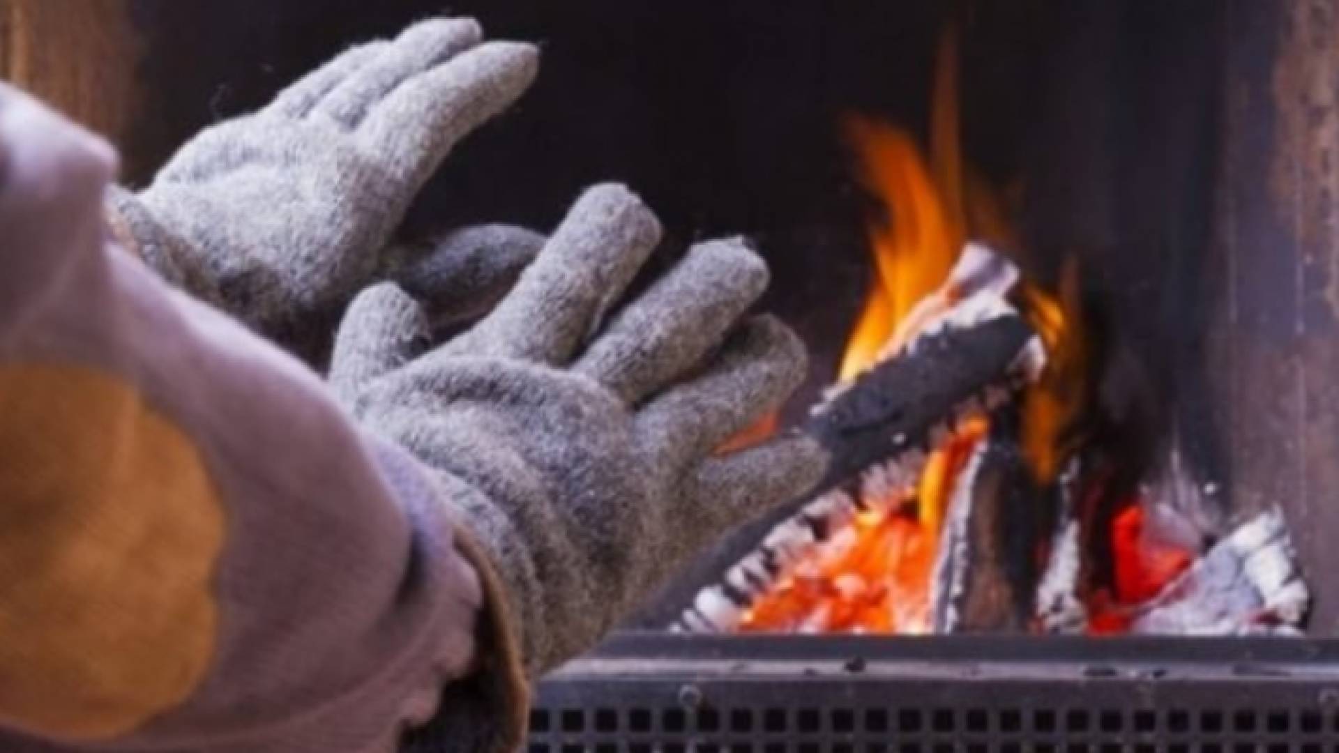 شخص يجلس بالقرب من التدفئة "تعبيرية"