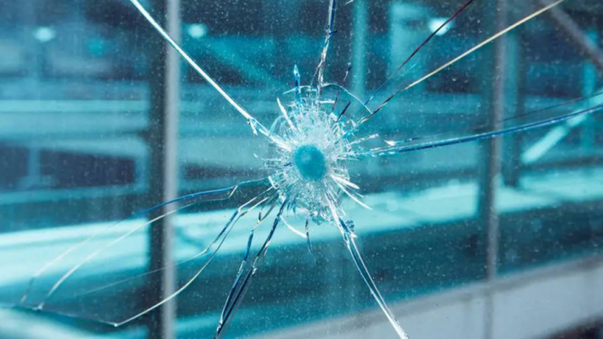 لوح زجاج تعرض للكسر