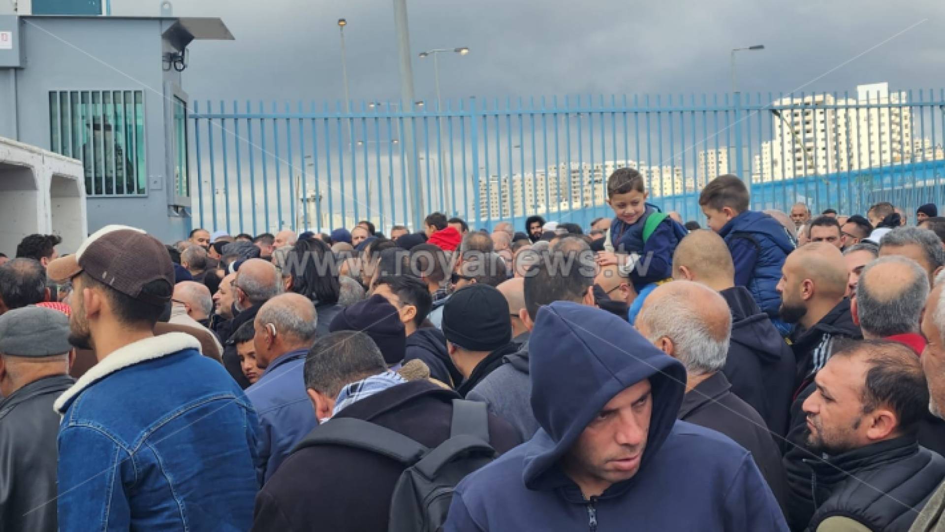 فلسطينيون أمام أحد الحواجز العسكرية