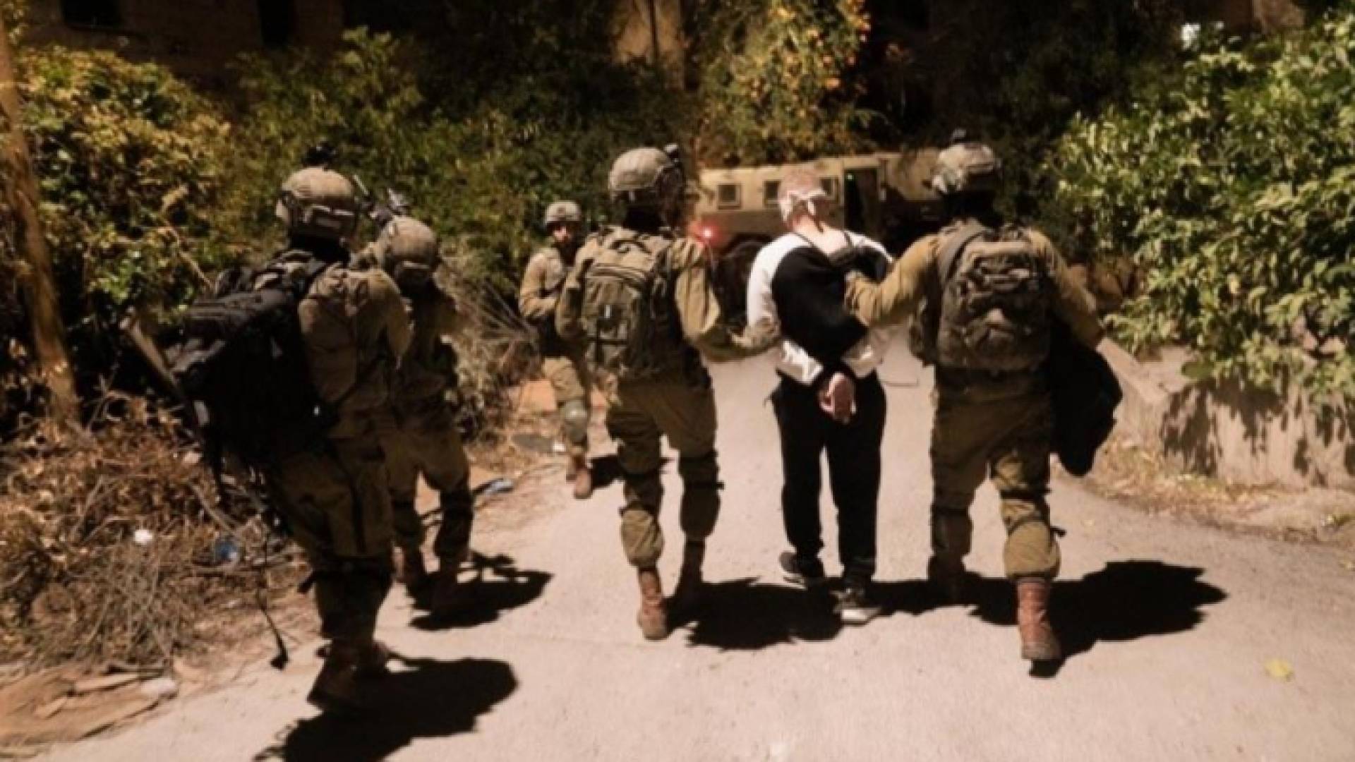 الاحتلال يعتقل شبان القدس