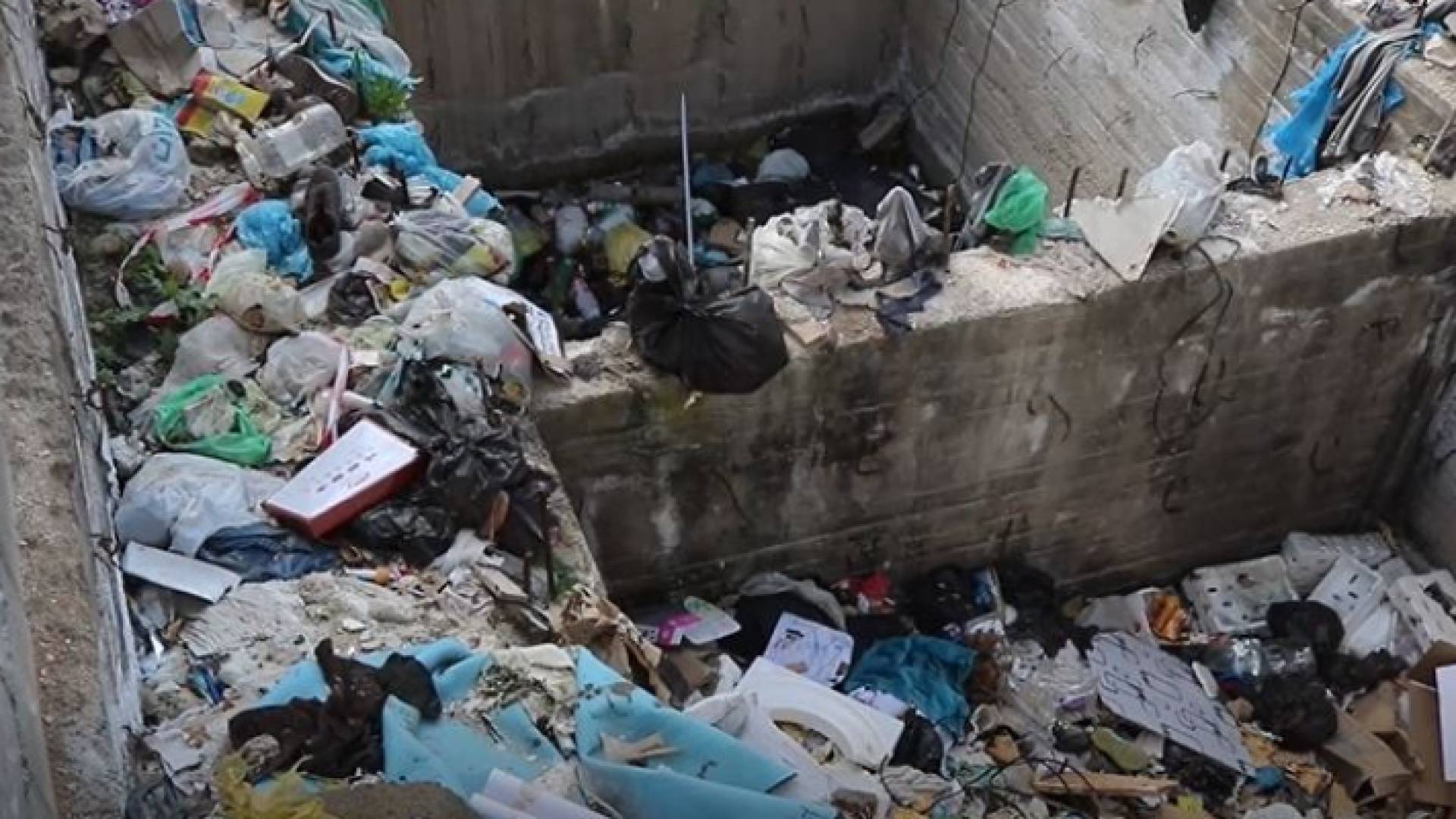 النفايات في المنازل المهجورة في إربد